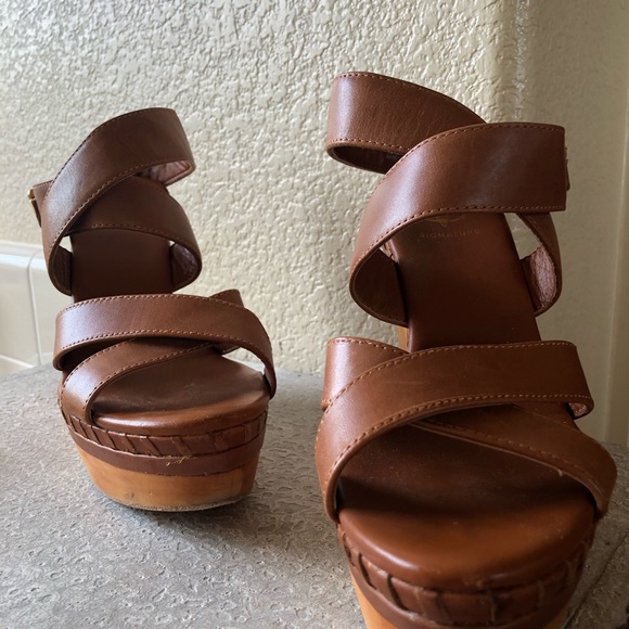 Vince Camuto Signature - Picture 3 of 3